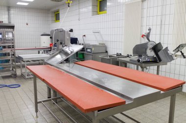 Endüstriyel bir mutfakta ürünleri işlemek için masa.