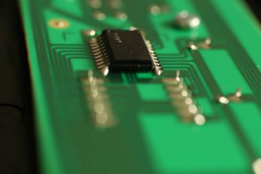 Derin bokeh ile yeşil devre kartındaki elektronik parçayı kapat