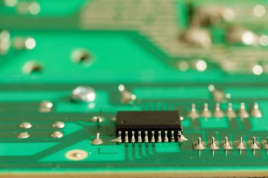 Derin bokeh ile yeşil devre kartındaki elektronik parçayı kapat