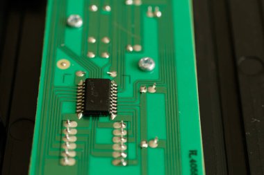 Derin bokeh ile yeşil devre kartındaki elektronik parçayı kapat