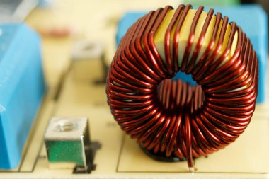 Baskılı devre levhasındaki bobin elektroniği. Bakır telli indüktör, PCB 'de izolasyon transformatörü.