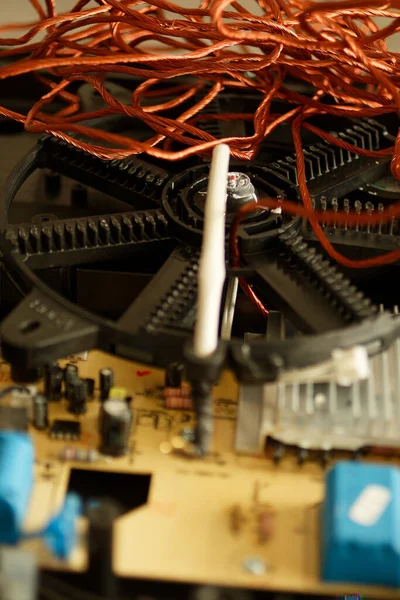 İndüksiyon fırınından çıkarılan bakır tel bobinleri.