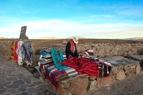 And Dağı, Peru - 05.2022: Perulu bir Hintli kadın ürünlerini dağ geçidinde satıyor.