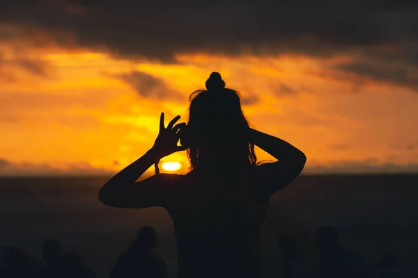 Persona Fotografa Tramonto Silhouette Mostra Persona Che Tiene Telefono Della — Foto Stock