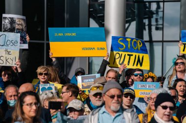 Las Vegas, Nevada - 5 Mart 2022 İnsanlar Rusya 'nın Ukrayna' yı işgalini protesto etmek için toplandı. Tabelalarda 