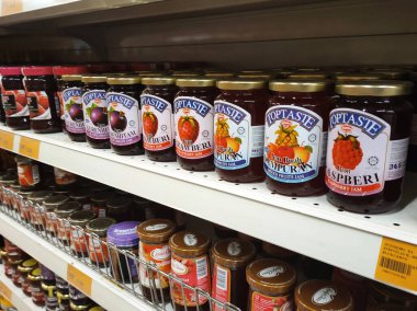 PENANG, MALAYSIA - 5 Mart 2021: Süpermarkette sergilenen çeşitli meyve reçelleri üzerine odaklanıldı. Müşterileri kolaylaştırmak için markaya göre sıralanmış. Etiketli etiket. 