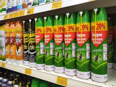 PENANG, MALAYSIA - 5 Mart 2021: Sprey böcek ilacı kutularına odaklanan ve süpermarkette satılmak üzere raflarda sergilenen seçici madde. Alıcıları kolaylaştırmak için markayla ayrılmış..