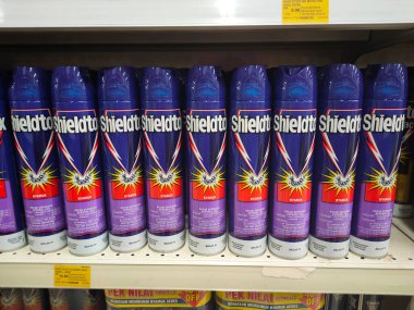 PENANG, MALAYSIA - 5 Mart 2021: Sprey böcek ilacı kutularına odaklanan ve süpermarkette satılmak üzere raflarda sergilenen seçici madde. Alıcıları kolaylaştırmak için markayla ayrılmış..