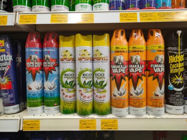 PENANG, MALAYSIA - 5 Mart 2021: Sprey böcek ilacı kutularına odaklanan ve süpermarkette satılmak üzere raflarda sergilenen seçici madde. Alıcıları kolaylaştırmak için markayla ayrılmış..