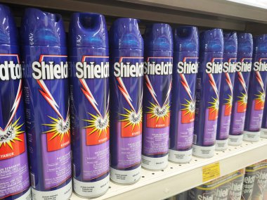 PENANG, MALAYSIA - 5 Mart 2021: Sprey böcek ilacı kutularına odaklanan ve süpermarkette satılmak üzere raflarda sergilenen seçici madde. Alıcıları kolaylaştırmak için markayla ayrılmış..