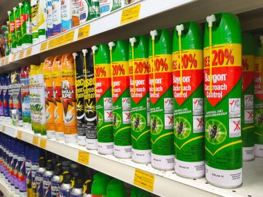PENANG, MALAYSIA - 5 Mart 2021: Sprey böcek ilacı kutularına odaklanan ve süpermarkette satılmak üzere raflarda sergilenen seçici madde. Alıcıları kolaylaştırmak için markayla ayrılmış..