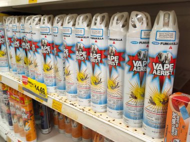 PENANG, MALAYSIA - 5 Mart 2021: Sprey böcek ilacı kutularına odaklanan ve süpermarkette satılmak üzere raflarda sergilenen seçici madde. Alıcıları kolaylaştırmak için markayla ayrılmış..