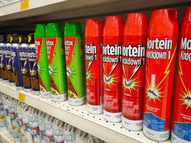 PENANG, MALAYSIA - 5 Mart 2021: Sprey böcek ilacı kutularına odaklanan ve süpermarkette satılmak üzere raflarda sergilenen seçici madde. Alıcıları kolaylaştırmak için markayla ayrılmış..