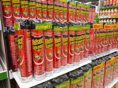 PENANG, MALAYSIA - 5 Mart 2021: Sprey böcek ilacı kutularına odaklanan ve süpermarkette satılmak üzere raflarda sergilenen seçici madde. Alıcıları kolaylaştırmak için markayla ayrılmış..