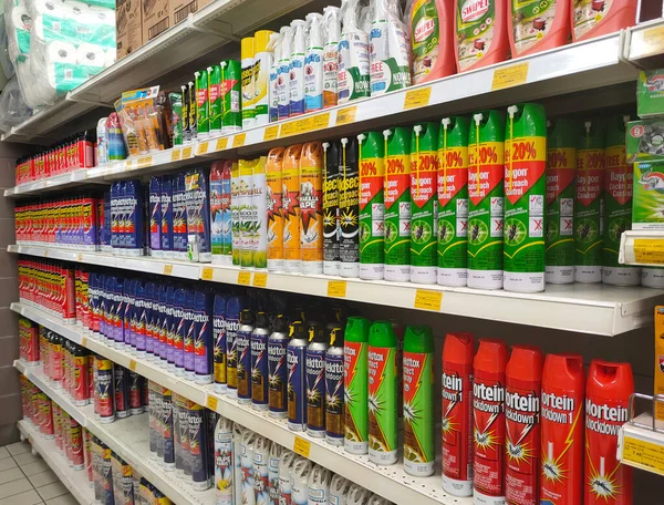 말라야시아 March 2021 에어로졸 살충제 중점을 슈퍼마켓 선반에 진열되어 구매자를 — 스톡 사진