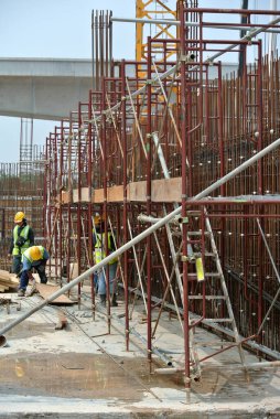 SELANGOR, MALAYSIA -6 Nisan 2016: Emniyet kemeri takan ve Malezya 'nın Selangor kentindeki şantiyede yüksek seviyede çalışan inşaat işçileri.