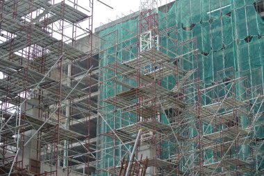 JOHOR, MALAYSIA -APRIL 13, 2016: İnşaat alanındaki platform, biçimlendirme ve yapıyı desteklemek için geçici yapı olarak kullanılan yapı. Ayrıca işçiler için yürüme platformu olarak kullanıldı.. 