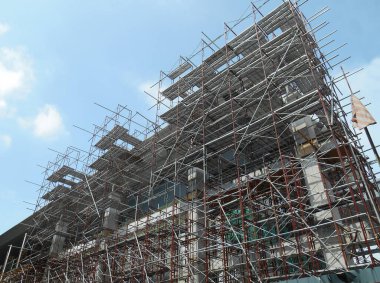JOHOR, MALAYSIA -APRIL 13, 2016: İnşaat alanındaki platform, biçimlendirme ve yapıyı desteklemek için geçici yapı olarak kullanılan yapı. Ayrıca işçiler için yürüme platformu olarak kullanıldı.. 