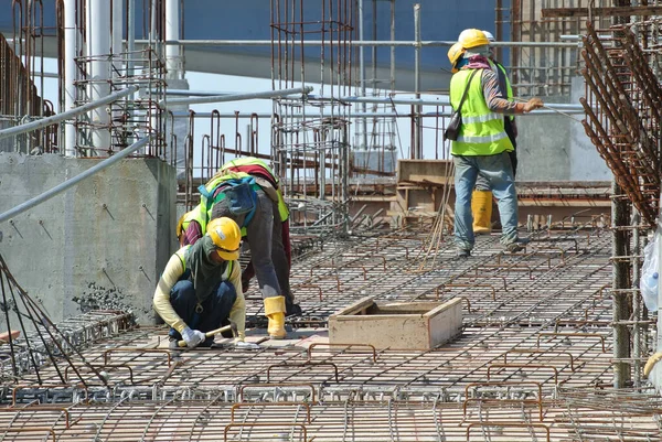Malacca Malaysia May 2016 Construction Workers Fabricating Steel Reinforcement Bar — Stock Photo, Image