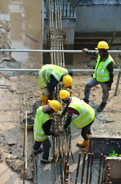 Malacca Malaysia May 2016 马来西亚马六甲建筑工地的建筑工人制造钢筋 钢筋是用那根小小的金属丝绑在一起的 — 图库照片