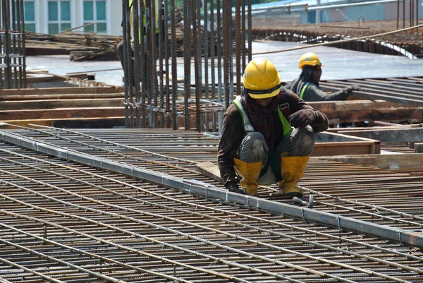 マレーシア マラッカ市 2016年5月16日 マレーシア マラッカの建設現場で鉄鋼強化バーを製造する建設労働者 補強棒は小さなワイヤを使用して一緒に接続されていた — ストック写真