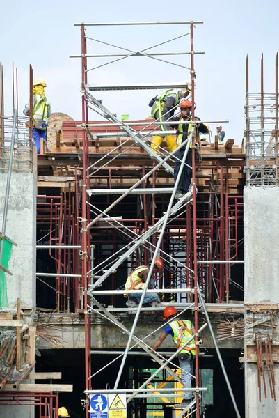 Selangor Malaysia April 2016 Stavební Dělníci Bezpečnostním Postroji Pracující Vysoké — Stock fotografie