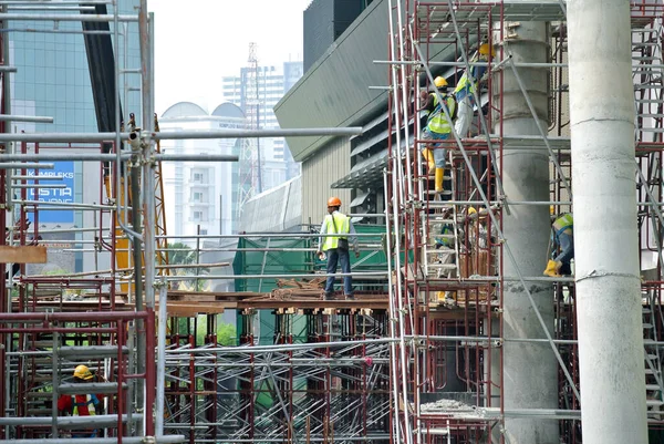 Selangor Malasia Abril 2016 Trabajadores Construcción Que Usan Arnés Seguridad — Foto de Stock