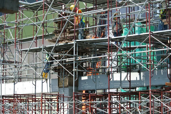 マレーシア セランゴール州 エイプリル社2016年6月 マレーシア セランゴールの建設現場で安全ハーネスを着用し 高いレベルで作業する建設労働者 — ストック写真