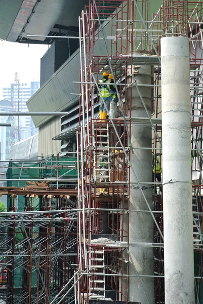 Selangor Malasia Abril 2016 Trabajadores Construcción Que Usan Arnés Seguridad — Foto de Stock