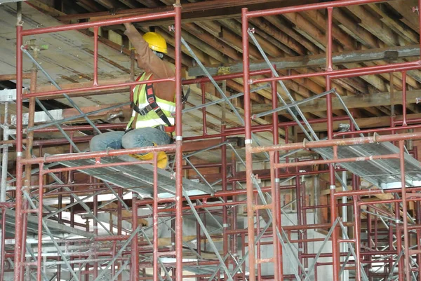 Selangor Malaysia April 2016 Bauarbeiter Tragen Sicherheitsgurte Und Arbeiten Auf — Stockfoto