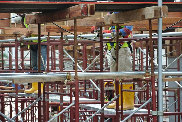 Selangor Malaysia April 2016 Bauarbeiter Tragen Sicherheitsgurte Und Arbeiten Auf — Stockfoto