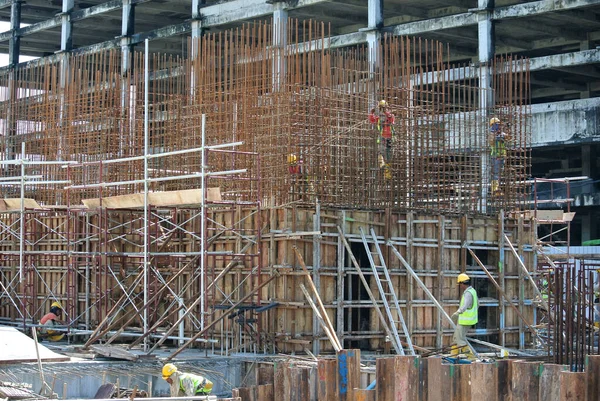 マレーシア セランゴール州 エイプリル社2016年6月 マレーシア セランゴールの建設現場で安全ハーネスを着用し 高いレベルで作業する建設労働者 — ストック写真