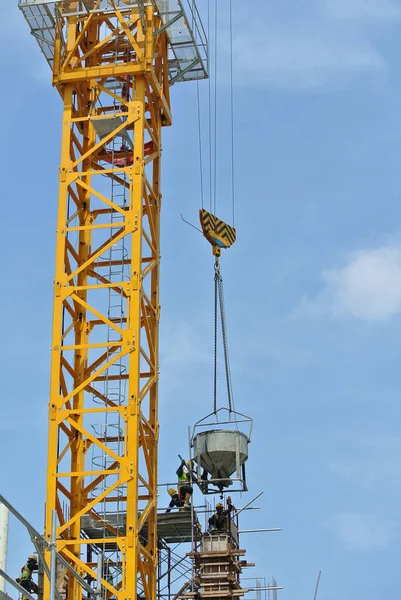 Johor Malaysia May 2016 Group Construction Workers Pouring Concrete Using — Stock Photo, Image