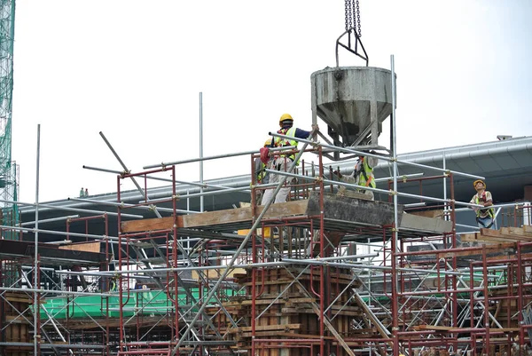 Johor Malaysia Maj 2016 Grupa Robotników Budowlanych Wylewających Beton Pomocą — Zdjęcie stockowe