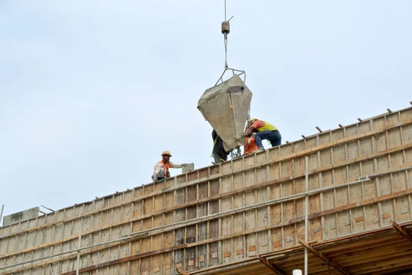 Johor Malaysia Květen 2016 Skupina Stavebních Dělníků Nalévá Beton Pomocí — Stock fotografie