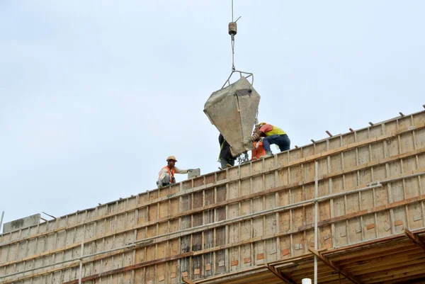 Johor Malaysia May 2016 Group Construction Workers Pouring Concrete Using — Stock Photo, Image