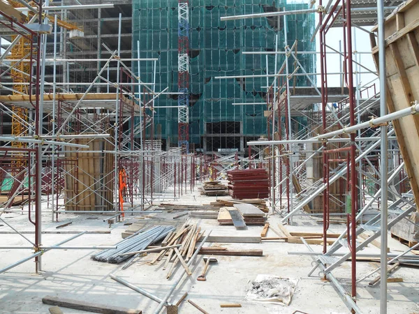 SERDANG, MALAYSIA -13 Mayıs 2016: Serdang, Malezya 'daki şantiyede çalışan inşaat işçileri. Güvenli bir şekilde çalıştıklarından emin olmak için gerekli güvenlik ekipmanlarını giyiyorlar..  