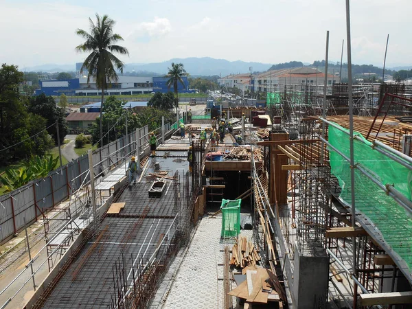 Serdang Malaysia May 2016 白天在马来西亚Serdang建筑工地工作的建筑工人 他们穿着适当的安全装置以确保工作安全 — 图库照片