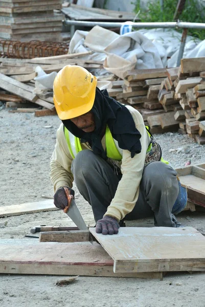 Johor Malaysia June 2016 Carpenter Working Construction Site Daytime — Stock Photo, Image