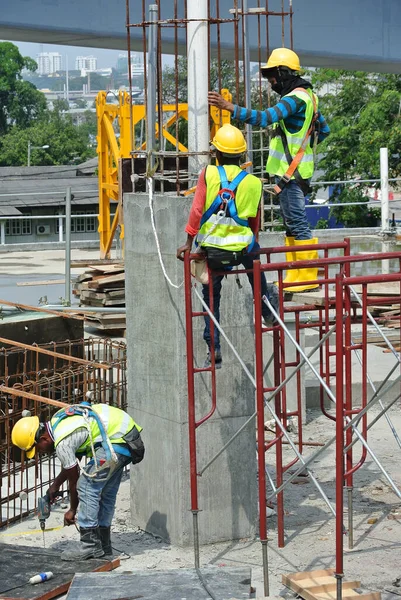 Melaka Malaisie Avril 2016 Travailleurs Construction Portant Harnais Sécurité Travaillant — Photo