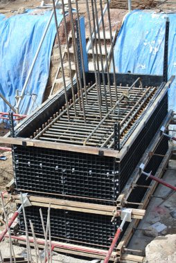 SELANGOR, MALAYSIA - SEPTEMBER 03, 2015: Selangor, Malezya 'daki inşaat sahasında takviye çubuğu ile üst üste yığılma.