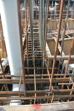 SELANGOR, MALAYSIA - 13 Mayıs 2016: İnşaat işçilerinin ince çelik tel kullanarak zemin takviye çubuğu düzenlendi ve birbirine bağlandı. 