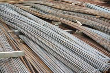 MALACCA, MALAYSIA - NOVEMBER 05, 2015: İnşaat alanındaki açık alana yerleştirilen çelik takviye çubuğu.  