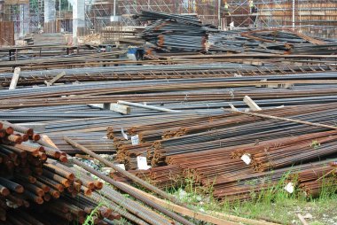 MALACCA, MALAYSIA - NOVEMBER 05, 2015: İnşaat alanındaki açık alana yerleştirilen çelik takviye çubuğu.  