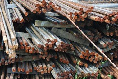 MALACCA, MALAYSIA - NOVEMBER 05, 2015: İnşaat alanındaki açık alana yerleştirilen çelik takviye çubuğu.  