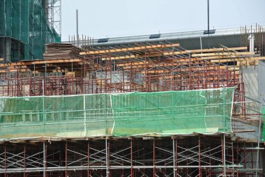 JOHOR, MALAYSIA -APRIL 13, 2016: İnşaat alanındaki platform, biçimlendirme ve yapıyı desteklemek için geçici yapı olarak kullanılan yapı. Ayrıca işçiler için yürüme platformu olarak kullanılıyor.. 