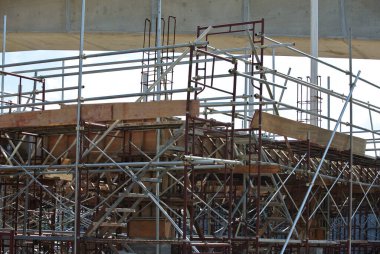 JOHOR, MALAYSIA -APRIL 13, 2016: İnşaat alanındaki platform, biçimlendirme ve yapıyı desteklemek için geçici yapı olarak kullanılan yapı. Ayrıca işçiler için yürüme platformu olarak kullanılıyor.. 