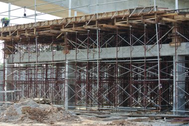 JOHOR, MALAYSIA -APRIL 13, 2016: İnşaat alanındaki platform, biçimlendirme ve yapıyı desteklemek için geçici yapı olarak kullanılan yapı. Ayrıca işçiler için yürüme platformu olarak kullanılıyor.. 