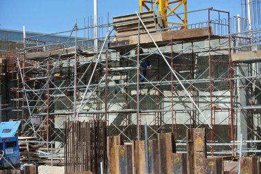 JOHOR, MALAYSIA -APRIL 13, 2016: İnşaat alanındaki platform, biçimlendirme ve yapıyı desteklemek için geçici yapı olarak kullanılan yapı. Ayrıca işçiler için yürüme platformu olarak kullanılıyor.. 