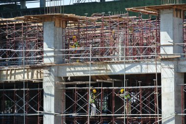 JOHOR, MALAYSIA -APRIL 13, 2016: İnşaat alanındaki platform, biçimlendirme ve yapıyı desteklemek için geçici yapı olarak kullanılan yapı. Ayrıca işçiler için yürüme platformu olarak kullanılıyor.. 